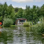 פארק נופש Landal Woodland Lakes *